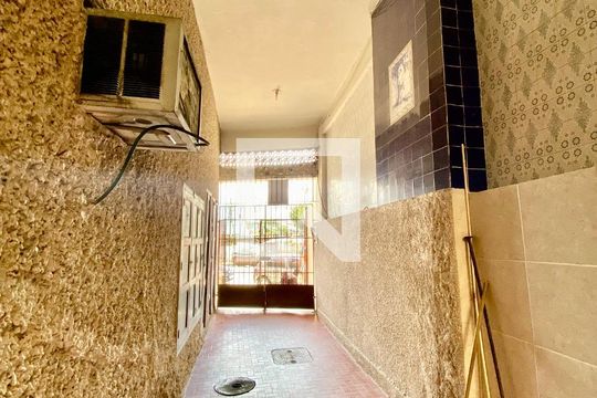 Hall de entrada de apartamento para alugar com 1 quarto, 50m² em Del Castilho, Rio de Janeiro