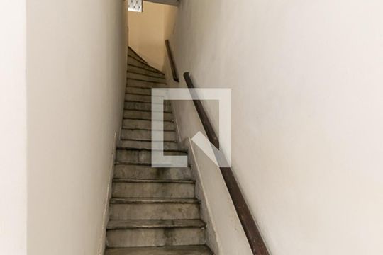 Escada de acesso ao imóvel de apartamento para alugar com 2 quartos, 40m² em Brás de Pina, Rio de Janeiro