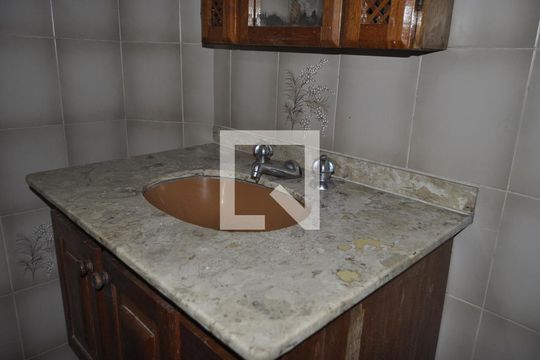 Banheiro de apartamento para alugar com 2 quartos, 70m² em Del Castilho, Rio de Janeiro
