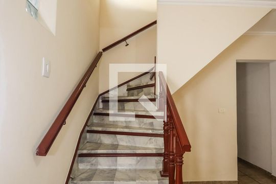 Escada de casa de condomínio à venda com 4 quartos, 125m² em Vila das Oliveiras, Taboão da Serra