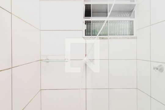 Banheiro de kitnet/studio para alugar com 1 quarto, 25m² em Vila Medeiros, São Paulo
