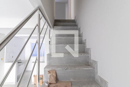 Escada de casa à venda com 2 quartos, 70m² em Planalto, Belo Horizonte