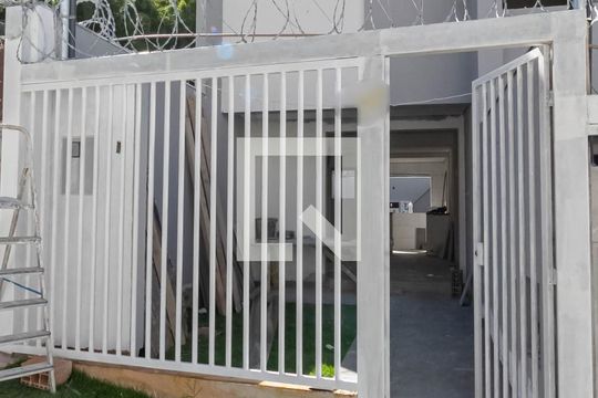 Fachada de casa à venda com 2 quartos, 70m² em Planalto, Belo Horizonte