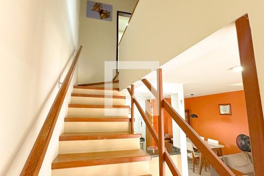 Escada de casa de condomínio para alugar com 2 quartos, 98m² em Ingleses do Rio Vermelho, Florianópolis