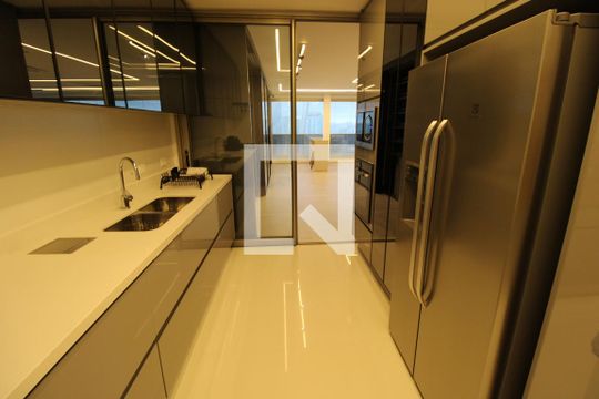 Cozinha de apartamento à venda com 3 quartos, 211m² em Real Parque, São Paulo