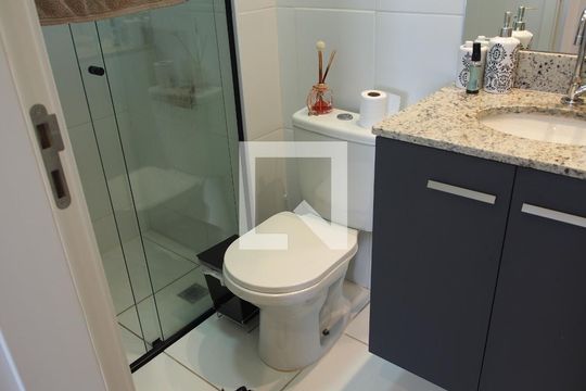 Banheiro de apartamento à venda com 2 quartos, 58m² em Medeiros, Jundiaí