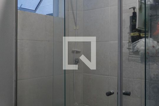 Banheiro de apartamento para alugar com 2 quartos, 49m² em Campo Novo, Porto Alegre