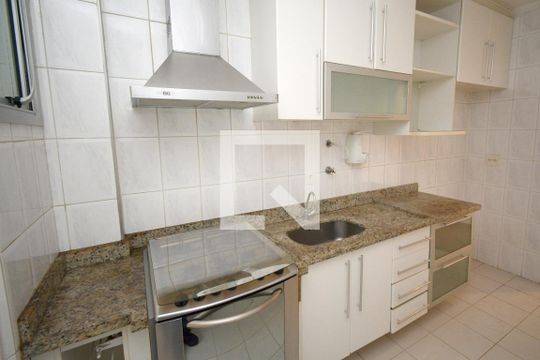 Cozinha de apartamento para alugar com 3 quartos, 73m² em Vila Isa, São Paulo