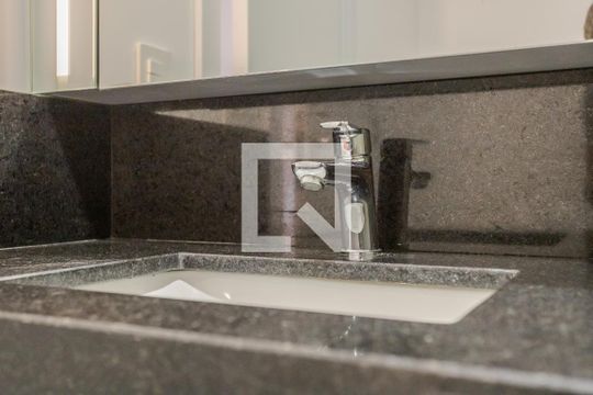 Banheiro de kitnet/studio para alugar com 1 quarto, 30m² em Auxiliadora, Porto Alegre