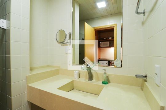 Banheiro de kitnet/studio para alugar com 1 quarto, 35m² em Carandiru, São Paulo