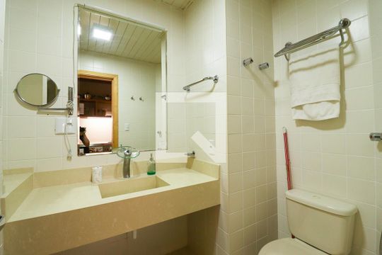 Banheiro de kitnet/studio para alugar com 1 quarto, 35m² em Carandiru, São Paulo