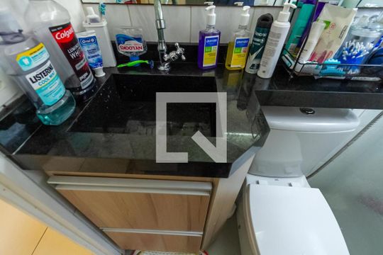 Banheiro de apartamento à venda com 2 quartos, 53m² em Parque Espacial, São Bernardo do Campo
