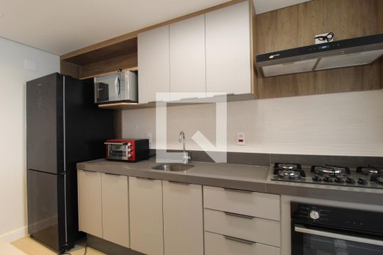 Cozinha de apartamento para alugar com 1 quarto, 75m² em Indianópolis, São Paulo