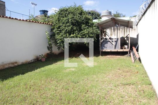 quintal de casa à venda com 3 quartos, 170m² em Parque Copacabana, Belo Horizonte