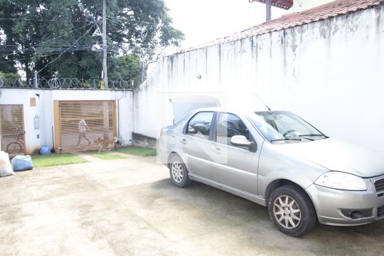 garagem de casa à venda com 3 quartos, 170m² em Parque Copacabana, Belo Horizonte