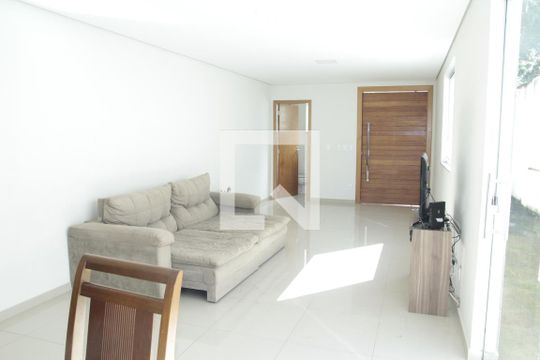 sala de casa à venda com 3 quartos, 170m² em Parque Copacabana, Belo Horizonte