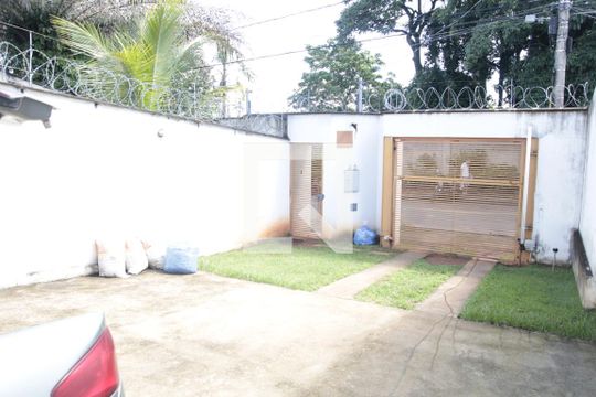 garagem de casa à venda com 3 quartos, 170m² em Parque Copacabana, Belo Horizonte