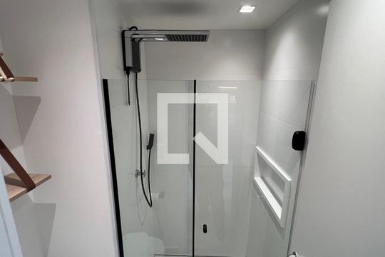 Banheiro de kitnet/studio à venda com 1 quarto, 28m² em Pinheiros, São Paulo