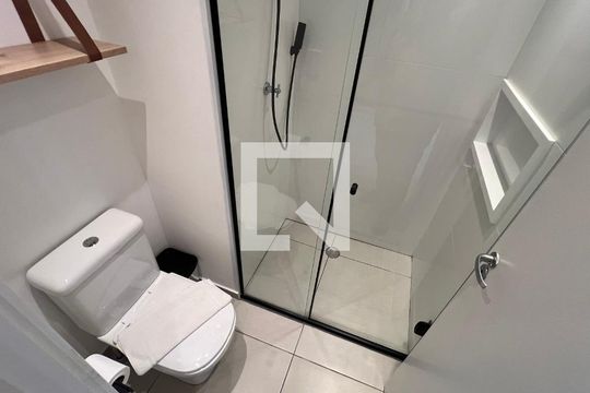 Banheiro de kitnet/studio à venda com 1 quarto, 28m² em Pinheiros, São Paulo