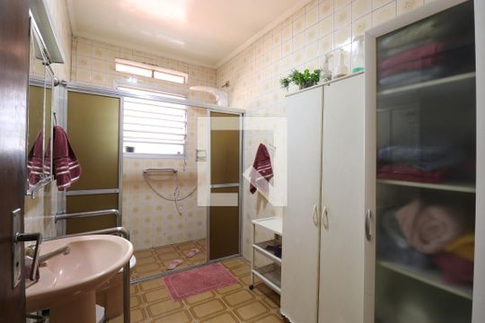 Banheiro de casa à venda com 3 quartos, 300m² em Vila Romana, São Paulo