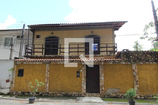 Fachada de casa à venda com 5 quartos, 260m² em Pechincha, Rio de Janeiro
