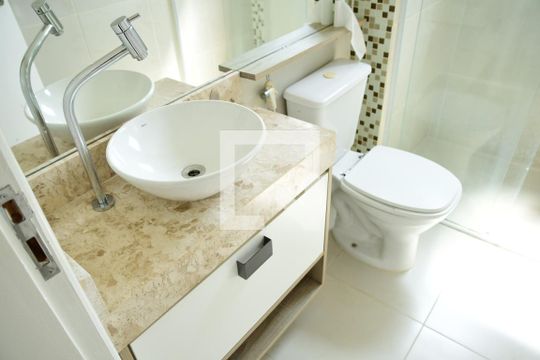 Banheiro de apartamento para alugar com 2 quartos, 57m² em Parque Rincao, Cotia