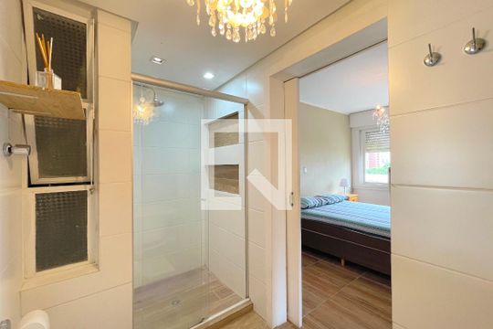 Banheiro suíte de apartamento à venda com 3 quartos, 129m² em Jardim Lindóia, Porto Alegre