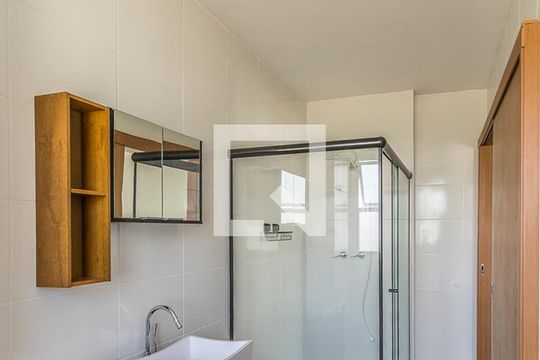 Banheiro de apartamento à venda com 1 quarto, 42m² em Morro Santana, Porto Alegre
