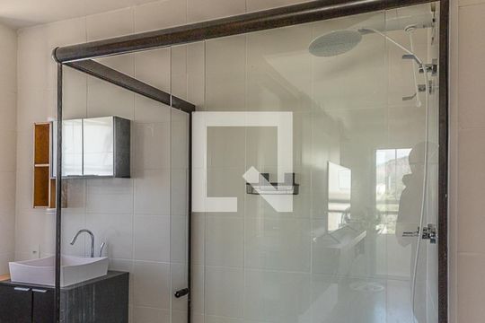 Banheiro de apartamento à venda com 1 quarto, 42m² em Morro Santana, Porto Alegre