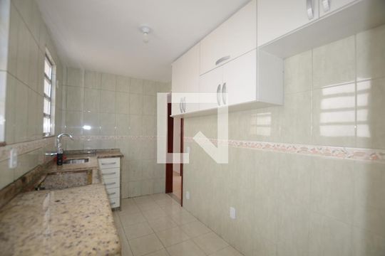 Cozinha de apartamento para alugar com 3 quartos, 70m² em Marechal Hermes, Rio de Janeiro