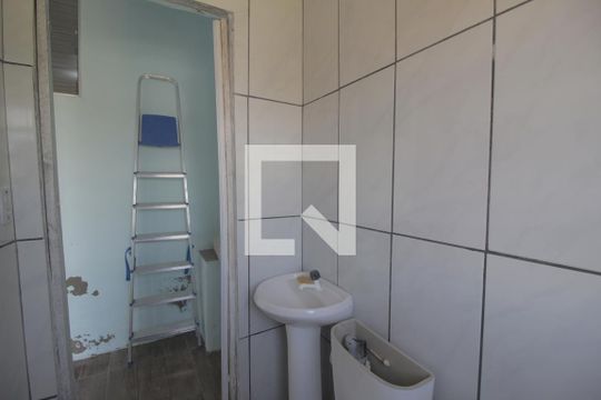 Banheiro de serviço de casa para alugar com 3 quartos, 95m² em Guajuviras, Canoas