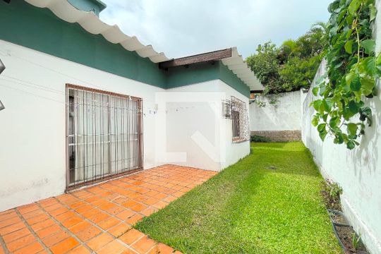 Quintal de casa à venda com 3 quartos, 231m² em Jardim Sabará, Porto Alegre