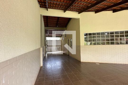 Garagem de casa para alugar com 5 quartos, 370m² em Setor Jaó, Goiânia
