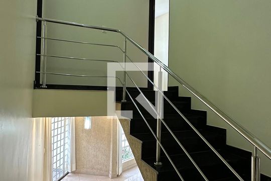 Escada de casa para alugar com 5 quartos, 370m² em Setor Jaó, Goiânia