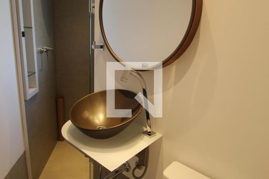 Banheiro Social de apartamento para alugar com 2 quartos, 65m² em Moema, São Paulo