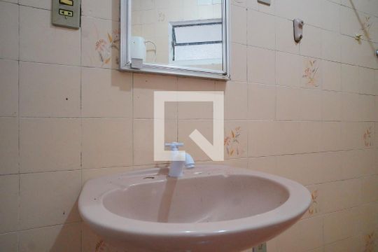 Banheiro de kitnet/studio para alugar com 1 quarto, 20m² em Trindade, Florianópolis