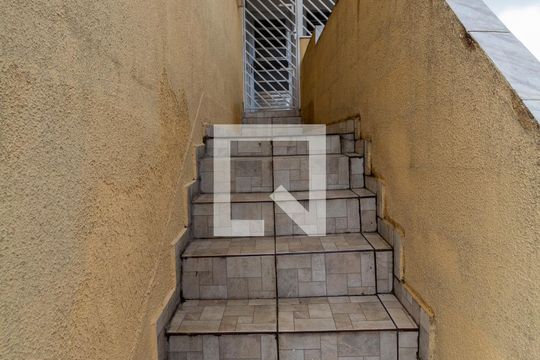 Escada Entrada de casa para alugar com 1 quarto, 40m² em Parque Boturussu, São Paulo