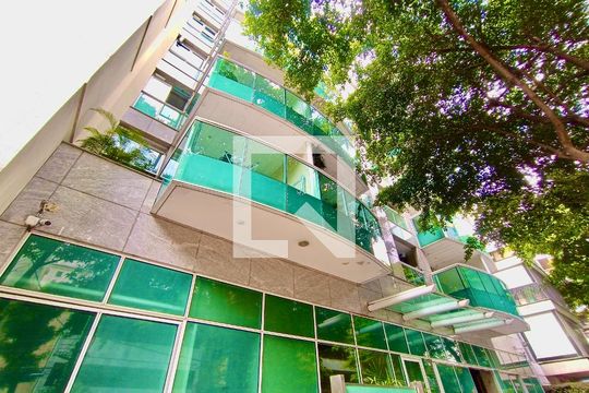 Fachada com cartaz QA. de apartamento para alugar com 1 quarto, 95m² em Lagoa, Rio de Janeiro