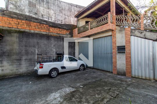 Garagem  de casa à venda com 3 quartos, 300m² em Vila Carmosina, São Paulo