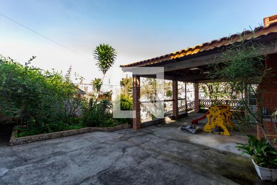 Quintal e Jardim  de casa à venda com 3 quartos, 300m² em Vila Carmosina, São Paulo