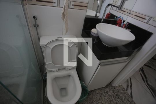 Banheiro de apartamento à venda com 2 quartos, 60m² em Camargos, Belo Horizonte
