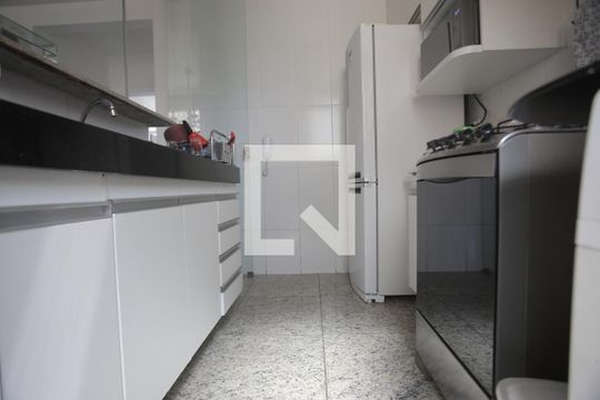 Cozinha de apartamento à venda com 2 quartos, 60m² em Camargos, Belo Horizonte
