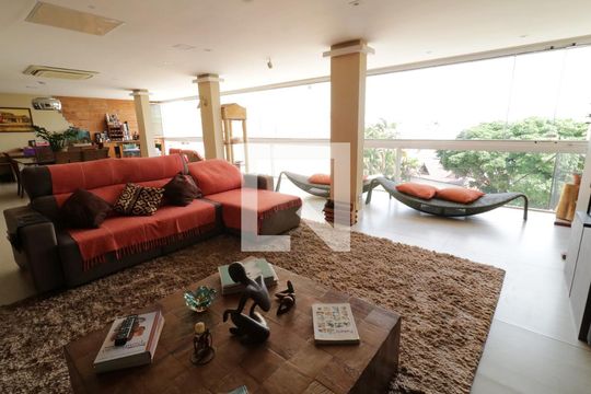 Sala de casa à venda com 5 quartos, 680m² em Jardim Guanabara, Rio de Janeiro