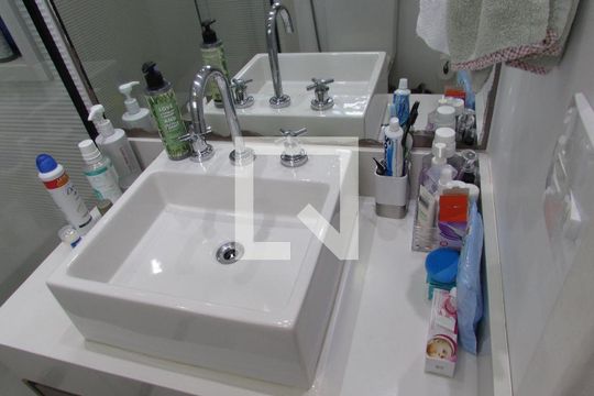 Banheiro da Suíte de apartamento para alugar com 2 quartos, 77m² em Vila Sônia, São Paulo