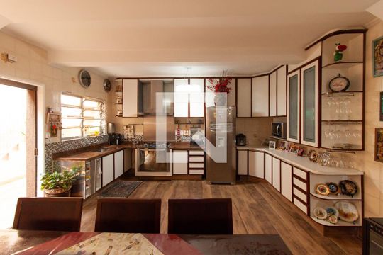 Casa à venda com 4 quartos, 240m² em Vila Portuguesa , São Paulo