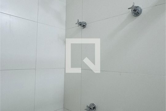 Banheiro da Suíte 1 de apartamento para alugar com 1 quarto, 47m² em Vila Militar, Barueri