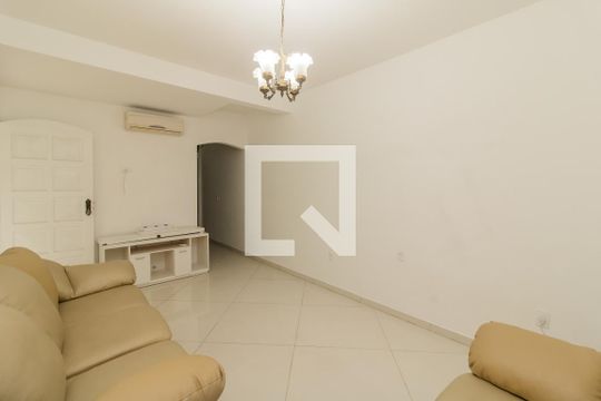 Sala de casa para alugar com 4 quartos, 250m² em Vila Talarico, São Paulo