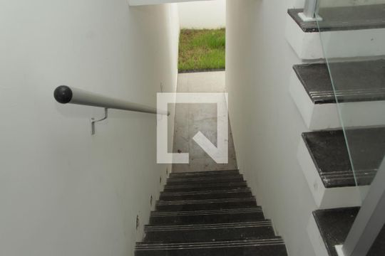 Escada de casa à venda com 3 quartos, 180m² em Copacabana, Belo Horizonte