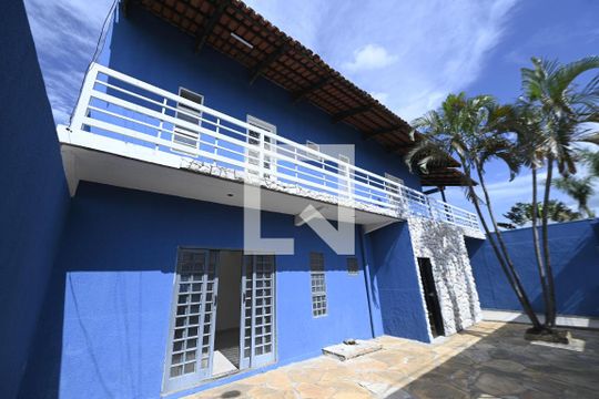 Fachada de casa para alugar com 5 quartos, 320m² em Jardim Mont Serrat, Aparecida de Goiânia