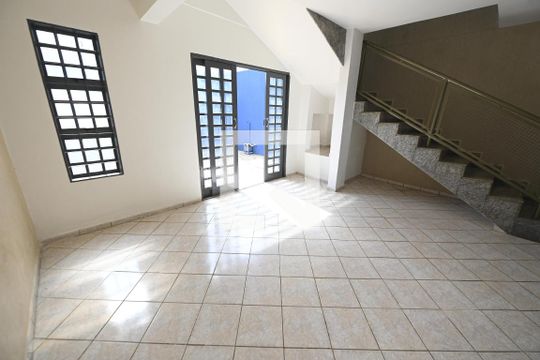 Sala de casa para alugar com 5 quartos, 320m² em Jardim Mont Serrat, Aparecida de Goiânia